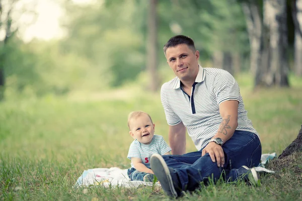 Menino brincando no parque com o pai — Fotografia de Stock