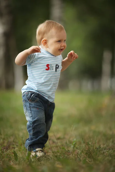 Glad liten pojke i parken — Stockfoto