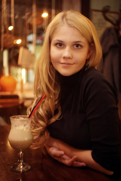 Chica alegre bebiendo café — Foto de Stock