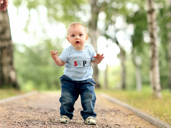 Niño alegre en el parque — Foto de Stock