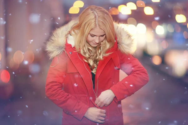 : Ragazza di moda che cammina di notte in inverno. tema dello shopping — Foto Stock