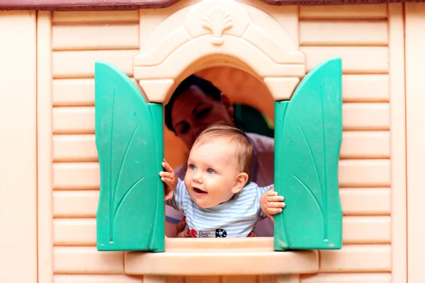 Kleine jongen spelen op de speelplaats — Stockfoto