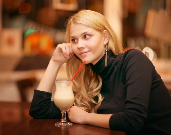 Vrolijk meisje, drinken koffie — Stockfoto