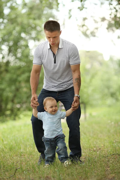 Mały chłopiec bawi się w parku z tatą — Zdjęcie stockowe
