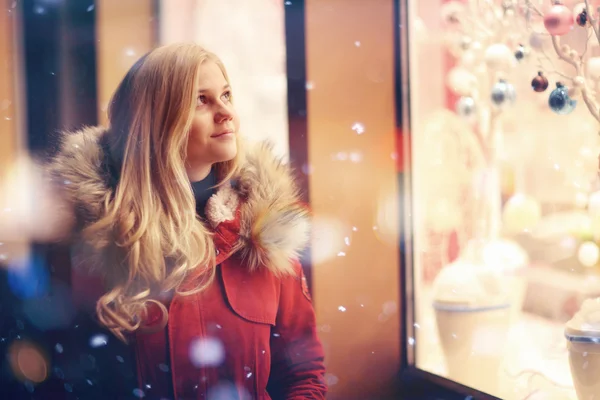 : Menina da moda andando à noite no inverno. tema de compras — Fotografia de Stock