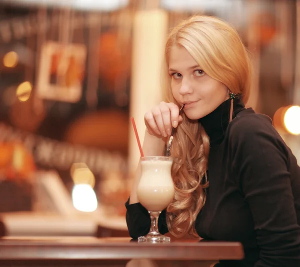Vrolijk meisje, drinken koffie — Stockfoto