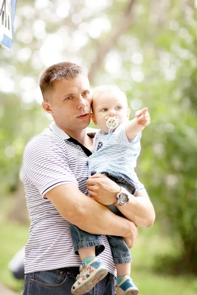 Jongetje spelen in het park met papa — Stockfoto