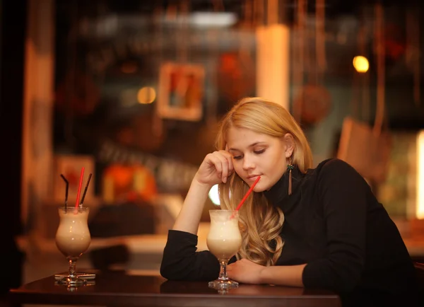 Triest eenzaam meisje, drinken koffie — Stockfoto