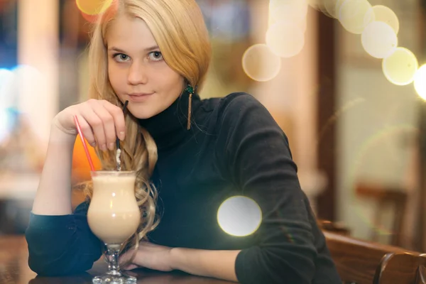 Веселая девушка пьет кофе — стоковое фото