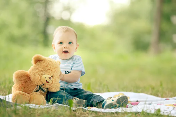Маленький мальчик играет с плюшевым мишкой — стоковое фото