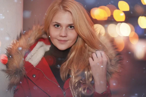 : Fashion Girl, das im Winter nachts spazieren geht. Einkaufsthema — Stockfoto