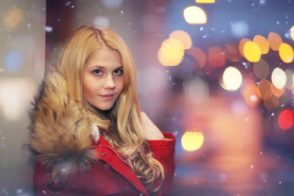 : Menina da moda andando à noite no inverno. tema de compras — Fotografia de Stock