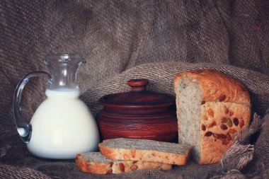 süt ve ekmek ile sürahi