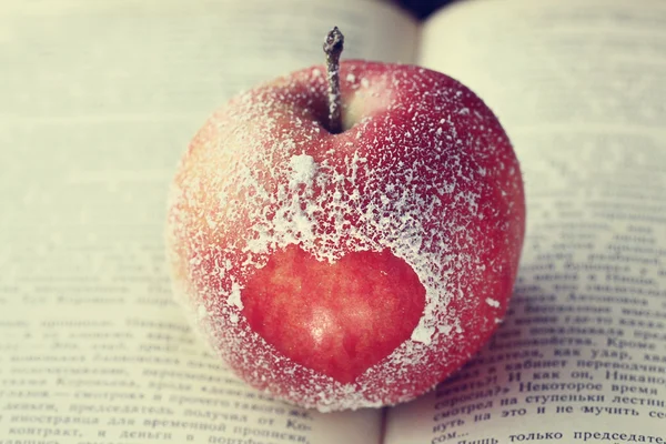 Elma kalp simgesi olan — Stok fotoğraf