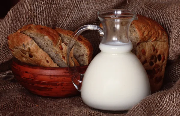 Jarra con leche y pan — Foto de Stock