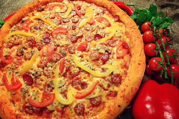 Большая пицца — стоковое фото