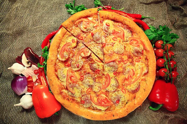 Pizza con verdure ed erbe aromatiche — Foto Stock