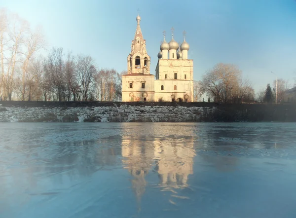 Eglise sur la rive de la rivière — Photo