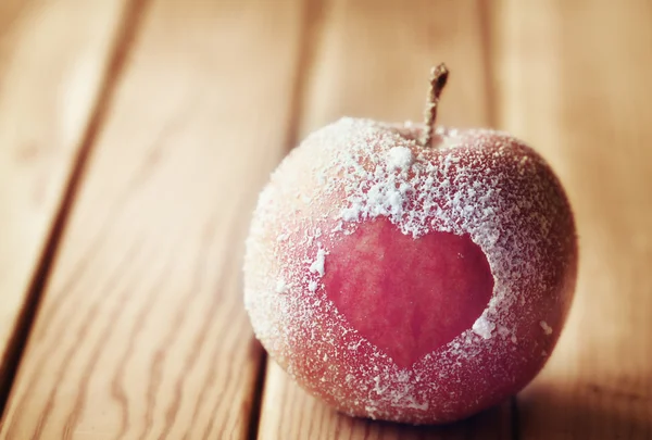 Mela con simbolo del cuore — Foto Stock