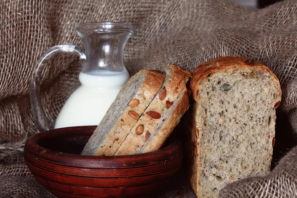 Jarra con leche y pan — Foto de Stock