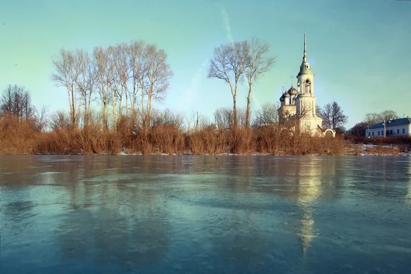 Chiesa sulla riva del fiume — Foto Stock