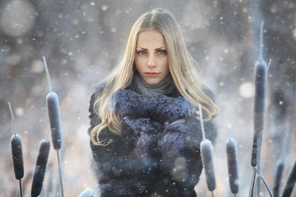 Girl in snow park — Stock Photo, Image