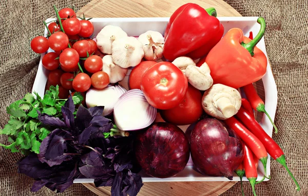 Gemüse auf Tablett — Stockfoto