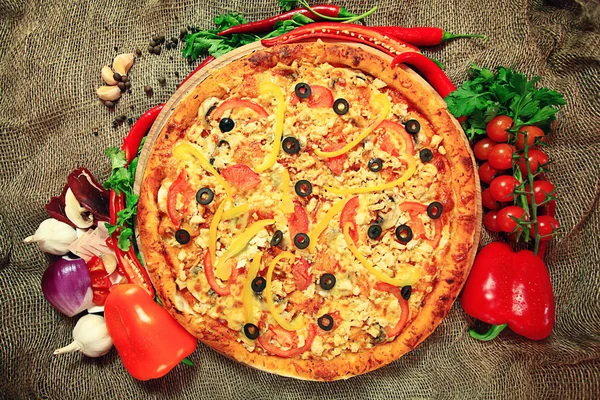 Пицца с овощами и травами — стоковое фото