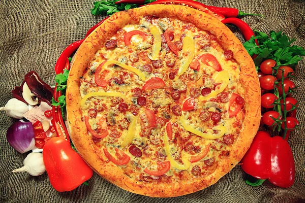 Пицца с овощами и травами — стоковое фото