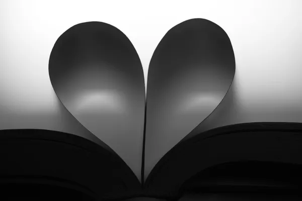 Kitap kağıt kalp — Stok fotoğraf