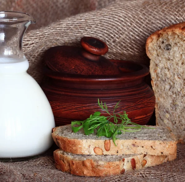 Jarro com leite e pão — Fotografia de Stock