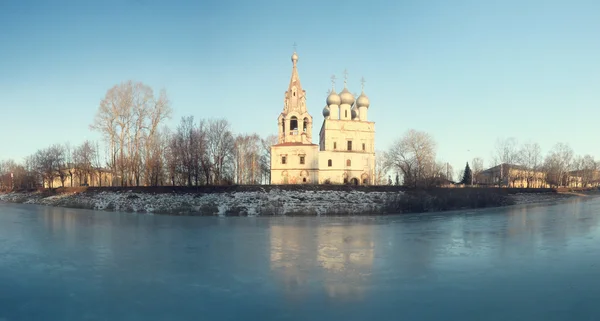 Церковь на берегу реки — стоковое фото