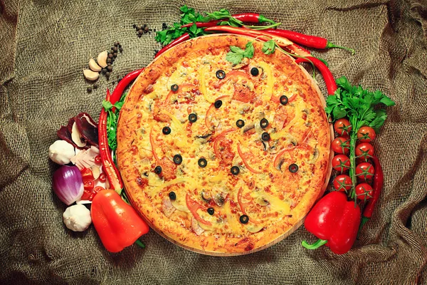 Pizza with vegetables and herbs — Stock Photo, Image