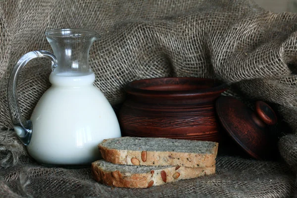 Jarra con leche y pan — Foto de Stock