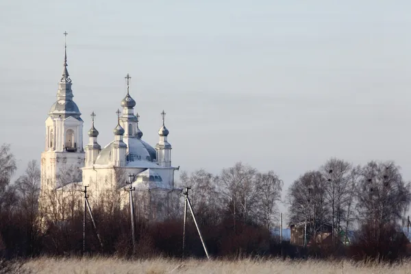 Церковь на берегу реки — стоковое фото