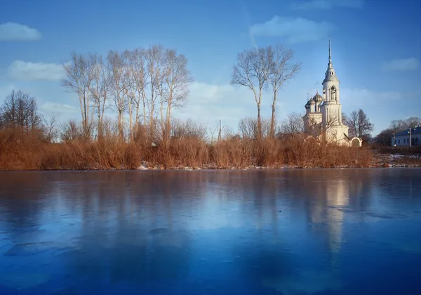 Eglise sur la rive de la rivière — Photo