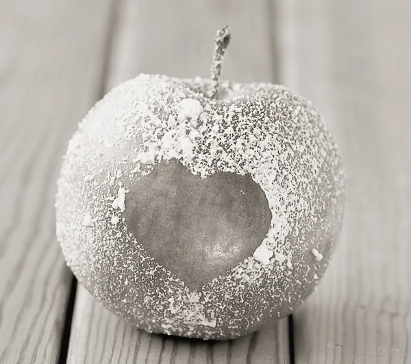 Apple con símbolo del corazón — Foto de Stock