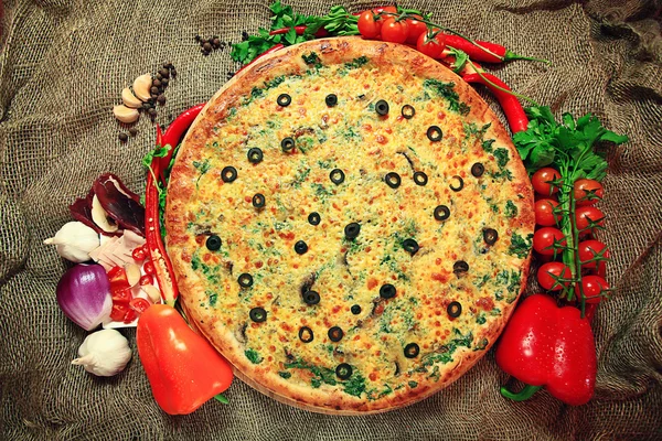 Pizza with vegetables and herbs — Stock Photo, Image