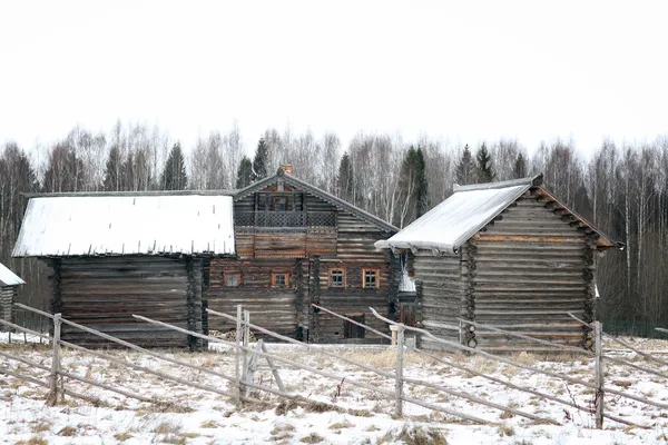 Trehus om vinteren – stockfoto