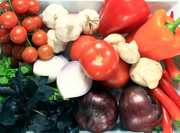 Gemüse auf Tablett — Stockfoto