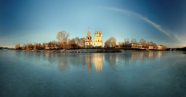 Église sur la rive — Photo