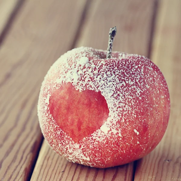 Apfel mit Herz-Symbol — Stockfoto