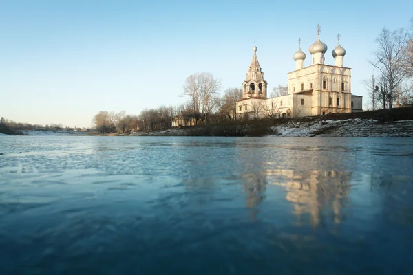 Chiesa sulla riva del fiume — Foto Stock