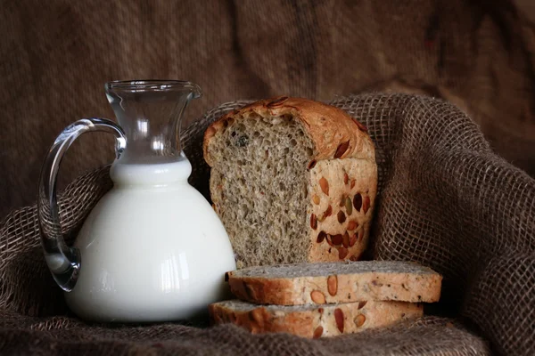 Jarro com leite e pão — Fotografia de Stock