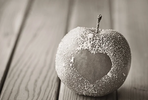 Apple met hartsymbool — Stockfoto