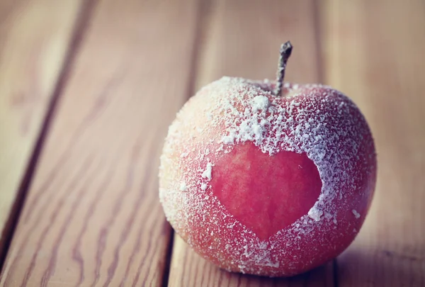 Pomme avec symbole coeur — Photo