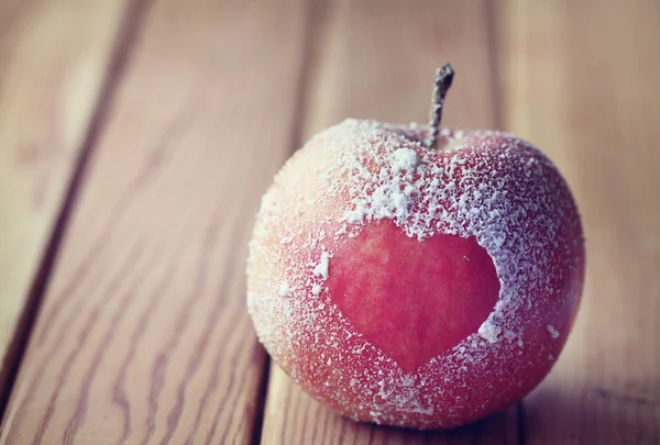 Mela con simbolo del cuore — Foto Stock