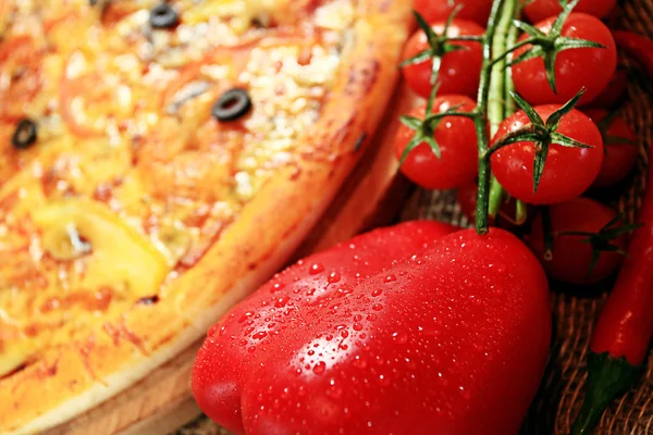 野菜とピザ — ストック写真
