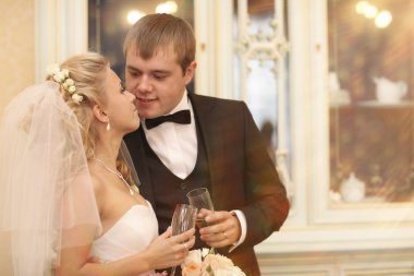 Gelin ve damat şampanya ile