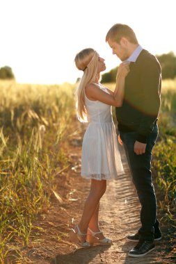 buğday alanında sevenler